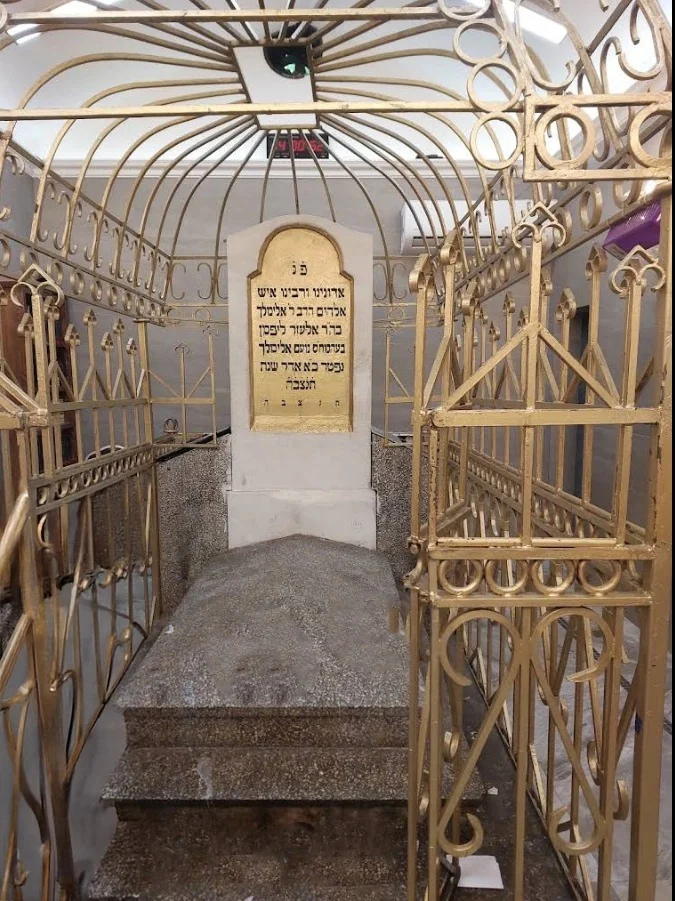 הציון בליז׳ענסק בתוך סורגי הזהב